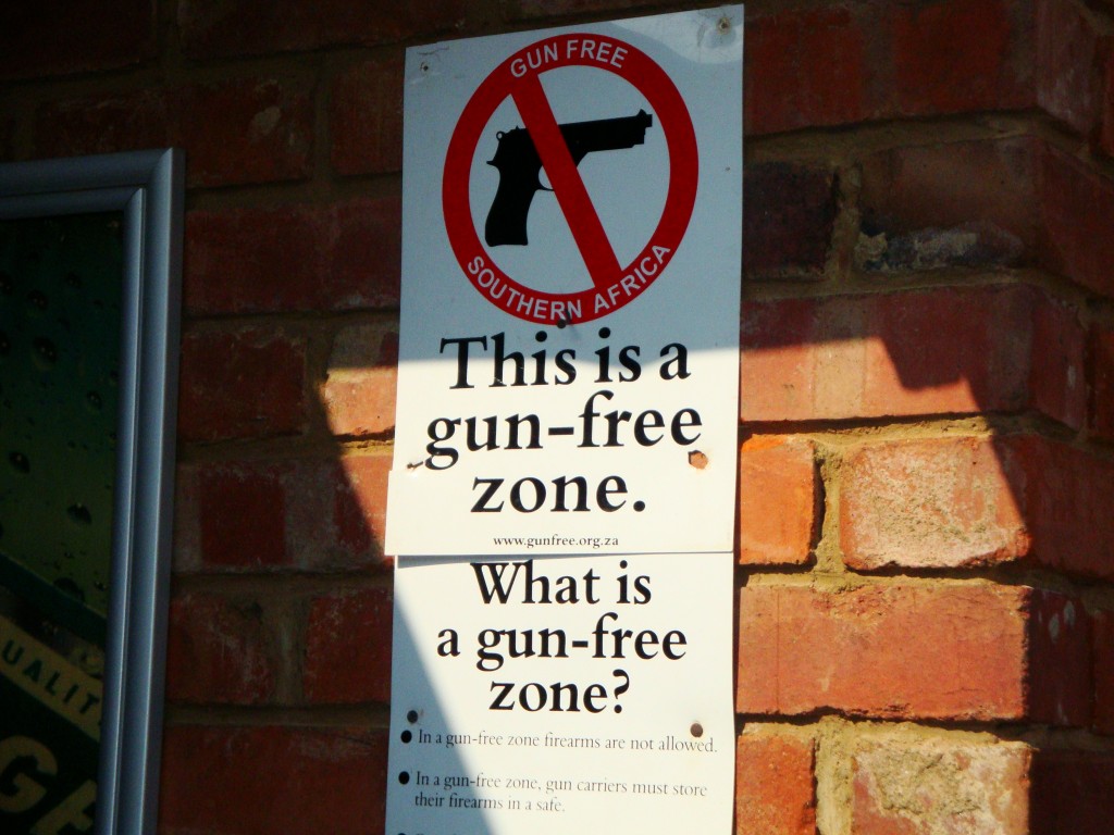 Placa muito comum em bares da África do Sul, alertando que aquele lugar é uma zona livre de armas. Esta foi num bar em Soweto. Andar armado é comum no país. 