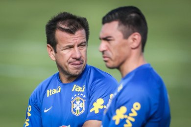 Brazilian coach Dunga (C) speaks with Lucio, former defender, during a training session in Viamao, Brazil, on March 28, 2016. Brazil will face Paraguay on Tuesday in a FIFA World Cup Russia 2018 South American qualifier. AFP PHOTO / Jefferson BERNARDES / AFP / JEFFERSON BERNARDES