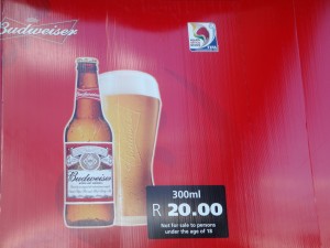 Esta é a cerveja que patrocina as Copas do Mundo e vai obrigar as cidades sedes a acabarem com a proibição de bebidas alcóolicas nos estádios.