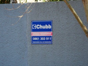 Quase todas as residências da região Joanesburgo têm uma placa dessas