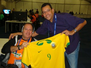 No centro de imprensa do estádio, dois grandes nomes do rádio esportivo brasileiro: Giuseppe Tommaso, de Belém do Pará, e Mário Henrique, o grande "Caixa", da Itatiaia 
