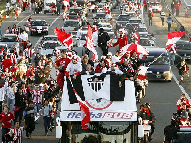 Estudiantes desfila em Buenos Aires com bandeira do Atlético