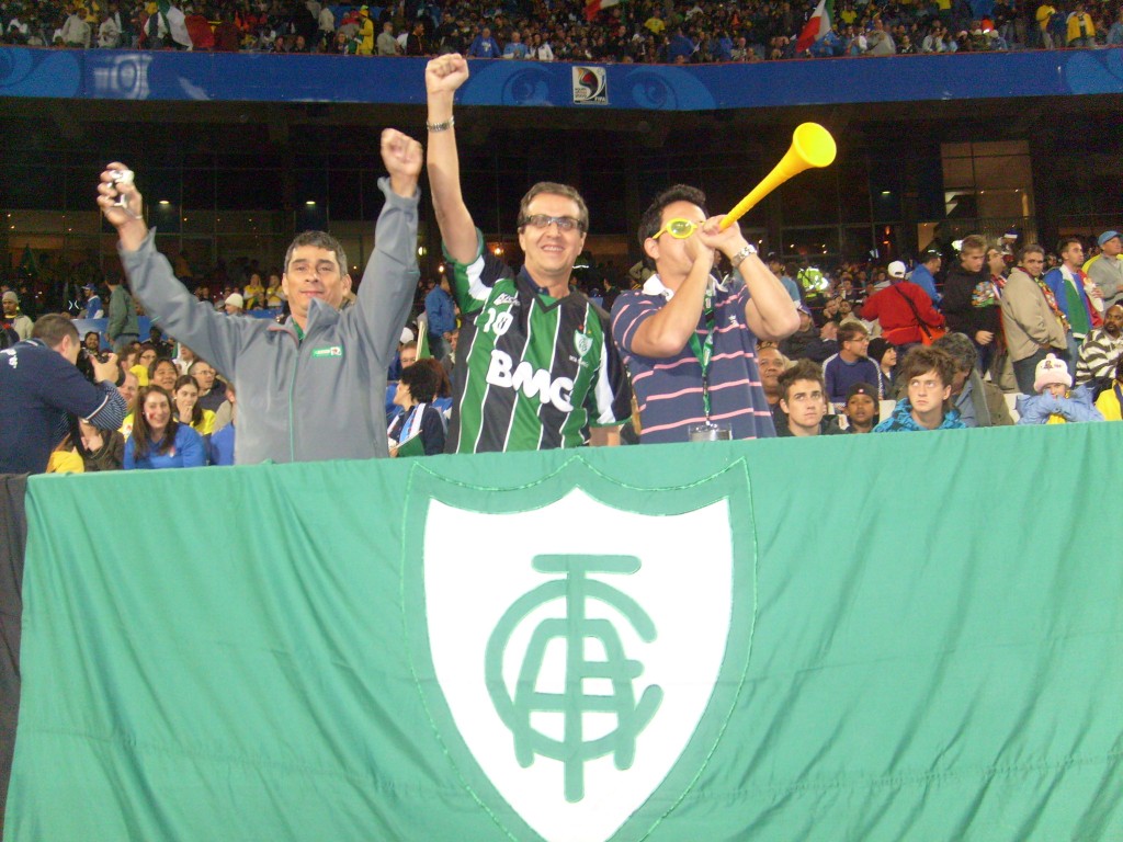 Renato Horta, conselheiro do América, ao lado de um soprador de Vuvuzela, no Brasil 3 x 0 Itália, em Pretória