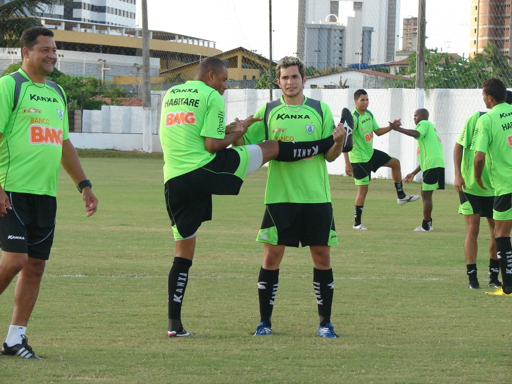 Dudu Araxá faz aquecimento com Micão, no campo anexo ao estádio Frasqueirão. Os dois estão confirmados