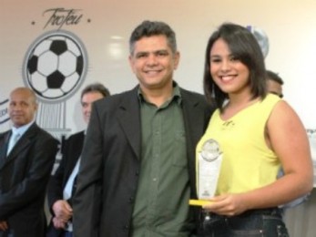 Luizinho, sentado à esquerda, observa a homenagem ao gerente de jornalismo da Inter TV de Montes Claros, Cácio Xavier. (Foto: Valdivan Veloso/GE)