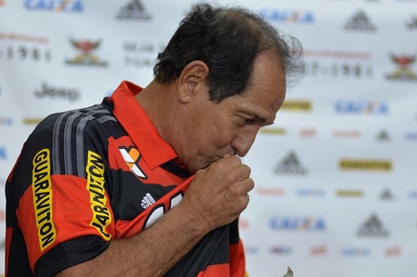 RJ - FLAMENGO APRESENTA TÉCNICO MURICY RAMALHO - ESPORTES - Apresentação do técnico Muricy Ramalho, como novo treinador do Flamengo, na Sede da Gávea, no Rio de Janeiro, RJ, nesta terça-feira (08). 08/12/2015 - Foto: MARCELLO DIAS/FUTURA PRESS/FUTURA PRESS/ESTADÃO CONTEÚDO