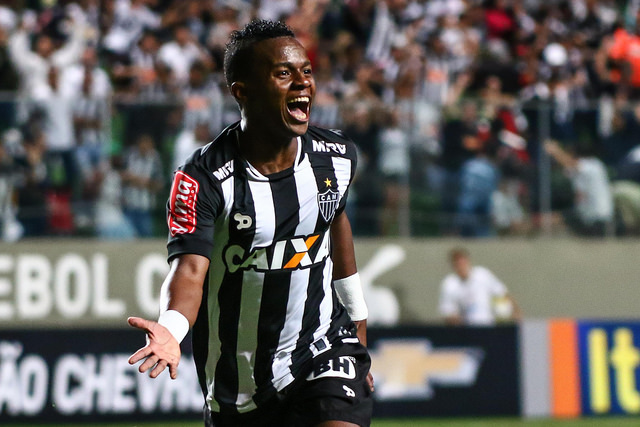 Com 'desistência' nos pênaltis, Ronaldinho Gaúcho estreia em liga